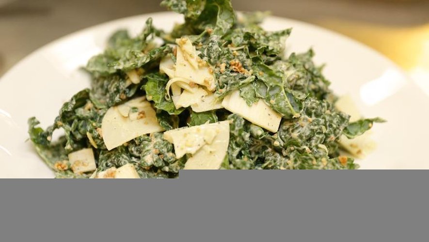 Une salade césar préparée par le chef Seamus Mullen lors d'une présentation culinaire le 5 avril 2014 à New York