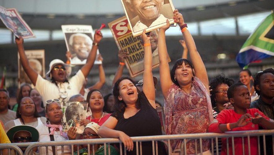 Des Sud-Africains le 11 décembre 2013 au Cap, lors d'un concert-hommage à Nelson Mandela, décédé cinq jours plus tôt
