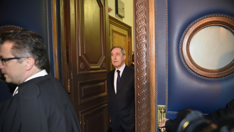 L'ancien ministre de l'Intérieur de Nicolas Sarkozy, Claude Guéant arrive pour l'ouverture de son procès au Palais de Justice de Paris, le 28 septembre 2015