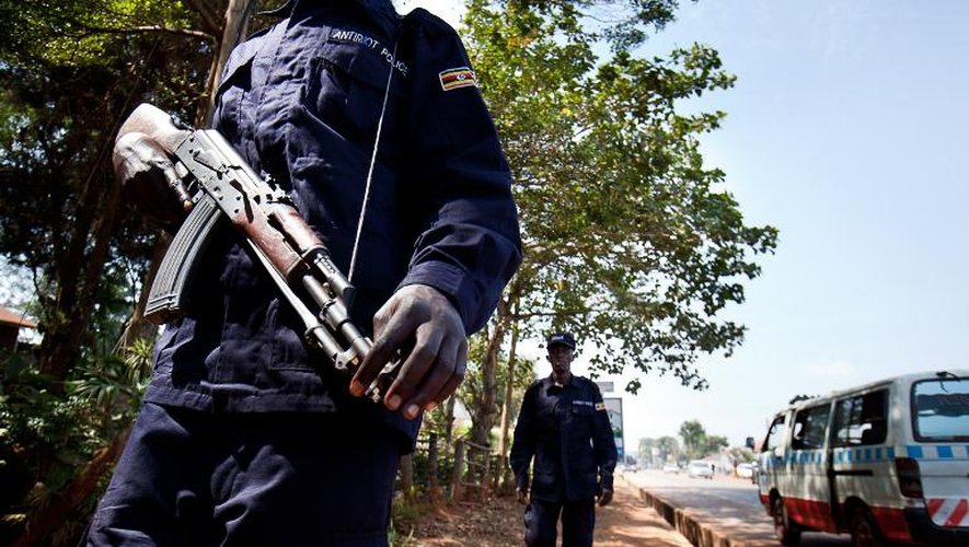 Des policiers ougandais patrouillent à Kampala, en 2010