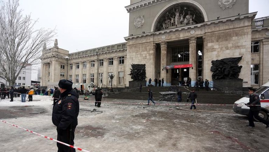 Des forces de sécurité russes devant la gare de Volgograd où un attentat suicide a fait 17 morts dimanche