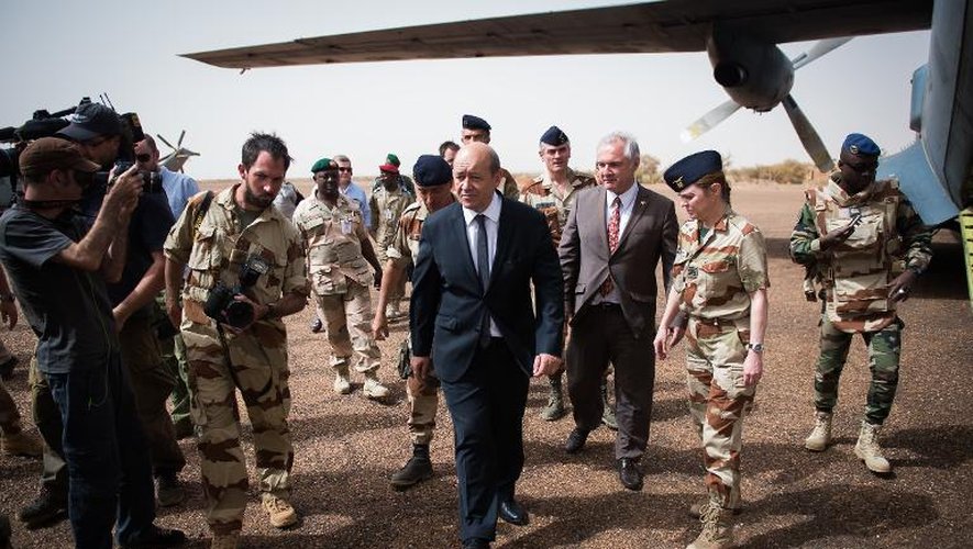 Le ministre de la Défense Jean-Yves Le Drian (C) rend visite aux soldats français au Mali, à Gao le 25 avril 2013