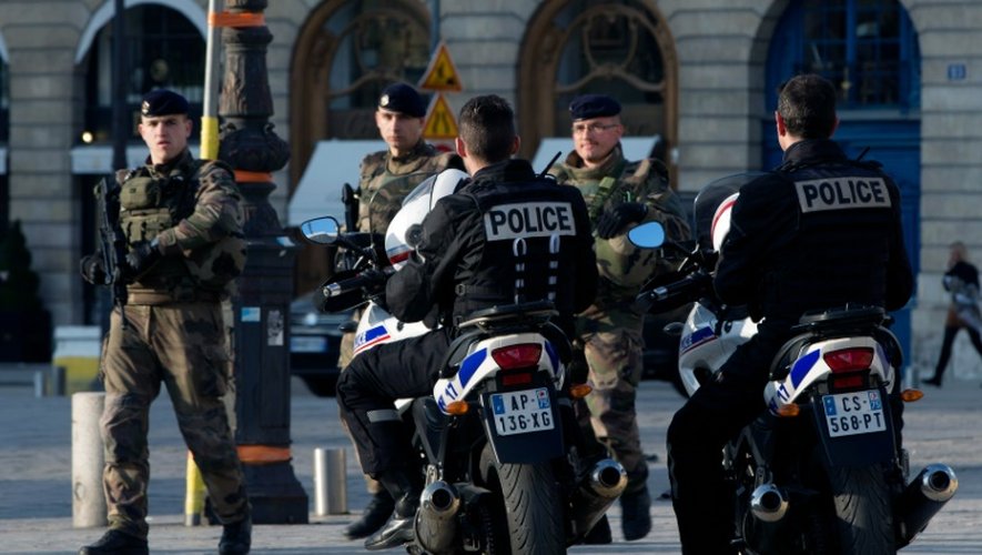 Des soldats français et des policiers patrouillent à Paris dans le cadre du plan Vigipirate