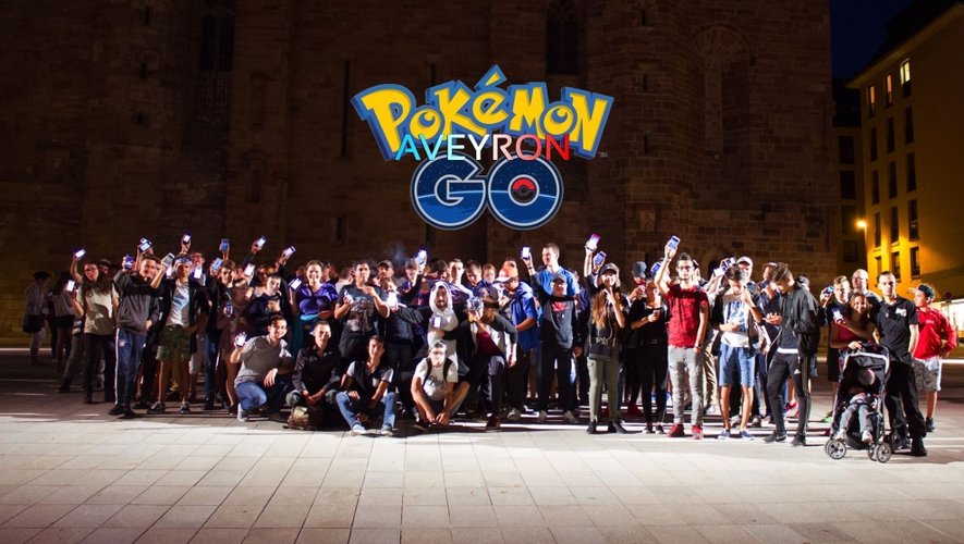 La communauté Pokémon Go de Rodez, ici devant la cathédrale avant de lancer la Grande Chasse.