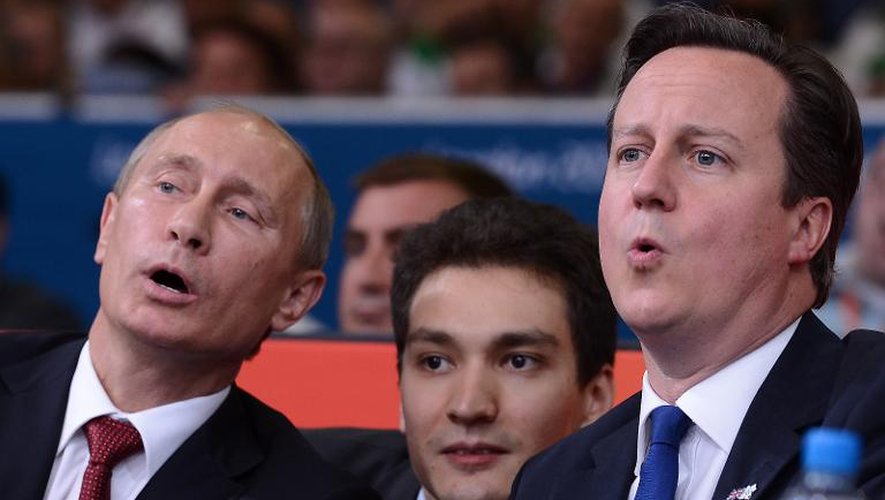 Le président russe Vladimir Poutine (g) et le Premier ministre britannique David Cameron (d) lors des jeux Olympiques de Londres, le 2 août 2012