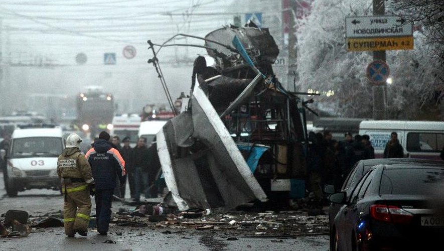 Des pompiers russes et des forces de sécurité inspectent le trolleybus détruit par une explosion, à Volgograd, le 30 décembre 2013