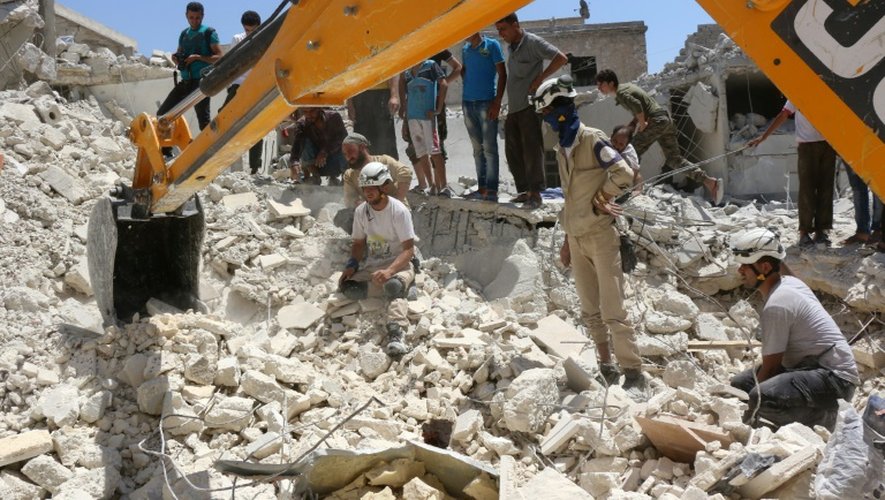 Recherche de victimes dans les décombres après des raids aériens le 17 juillet 2016 sur le quartier d'Alep de Karm Homad contrôlé par les rebelles