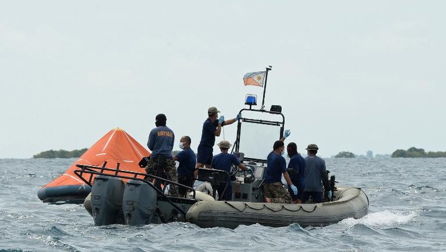 Photo d'archives du 18 août 2013 de sauveteurs à la recherche de disparus après le naufrage d'un ferry aux Philippines