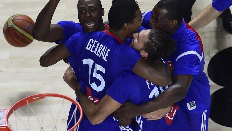 Explosion de joie de l'équipe de France après avoir décroché la médaille de bronze à la Coupe du Monde de basket face à la Lituanie, le 13 septembre 2014 à Madrid