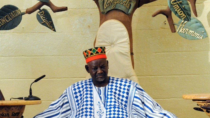 Mogho Naaba Baongho, roi des Mossis, l'ethnie majoritaire au Burkina Faso, reçoit le président de la Transition burkinabè dans son palais de Ouagadougou, le 27 septembre 2015