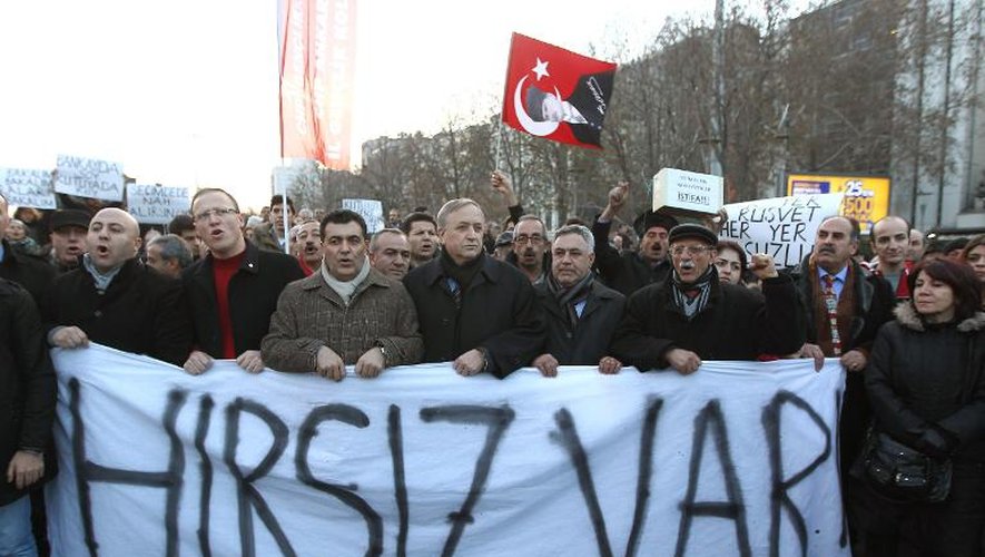 Des manifestants tiennent une banderole "Attrapez le voleur!" lors d'un rassemblement contre la corruption et le gouvernement, le 28 décembre 2013 à Ankara