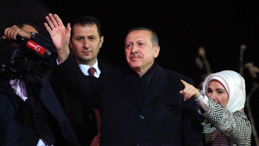 Le Premier ministre turc Recep Tayyip Erdogan (c) salue ses partisans lors d'un rassemblement le 27 décembre 2013 à l'aéroport Ataturk d'Istanbul