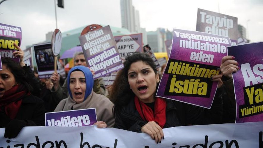 Des militantes tiennent des pancartes demandant la démission du gouvernement, lors d'une manifestation contre la corruption, le 29 décembre 2013 à Istanbul