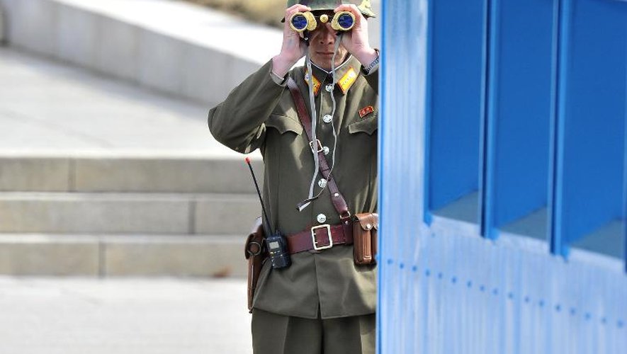 Un soldat nord-coréen montant la garde