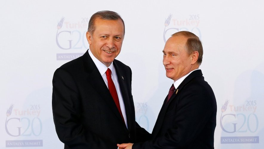 Le président turc Recep Tayyip Erdogan (g) et son homologue russe Vladimir Poutine, lors d'une réunion à Antalya (Turquie), le 15 novembre 2015
