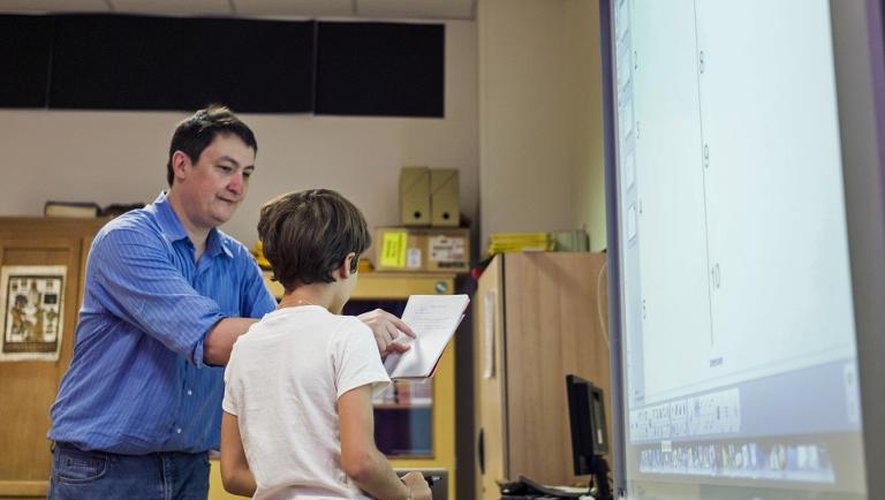 Un élève d'une classe primaire écoute son professeur devant un tableau numérique, le 9 septembre 2014 à Paris