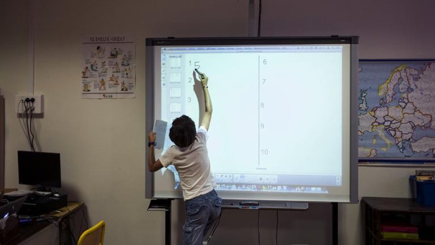 Un élève d'une classe primaire utilise un tableau numérique, le 9 septembre 2014 à Paris