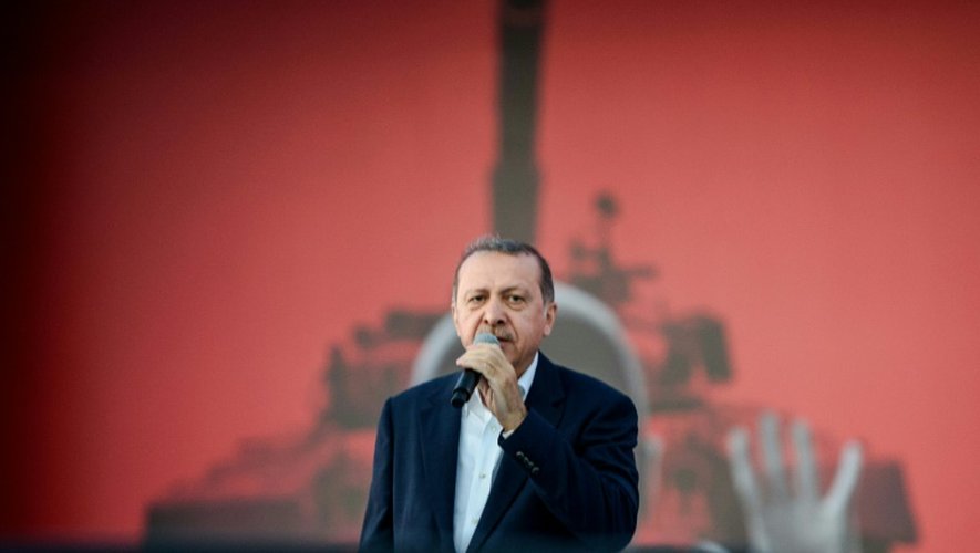 Le président Recep Tayyip Erdogan s'adresse à ses partisans le 7 août 2016 lors d'un rassemblement à Istanbul