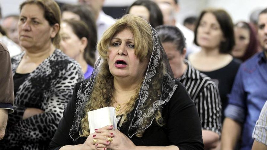 Des chrétiens d'Irak qui ont fui la violence dans leur ville de Mossoul, se sont réfugiés en Jordanie où ils assistent à une messe à Amman le 7 septembre 2014