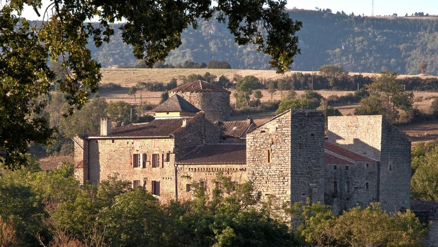 Le château de Mélac est établi sur une assise rocheuse dominant le ravin du ruisseau du Lessude.