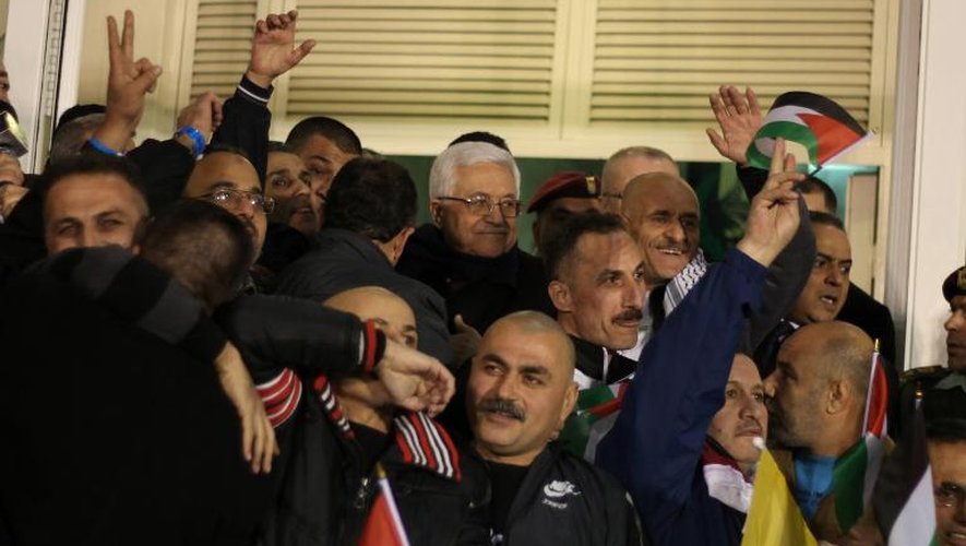 Le président palestinien Mahmoud Abbas (c) accueille les prisonniers palestiniens à l'aube du 31 décembre 2013 à Ramallah, peu après leur libération par Israël