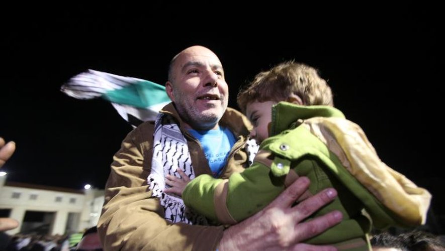 Un prisonnier palestinien est accueilli à l'aube du 31 décembre 2013 à Ramallah, peu après sa libération par Israël