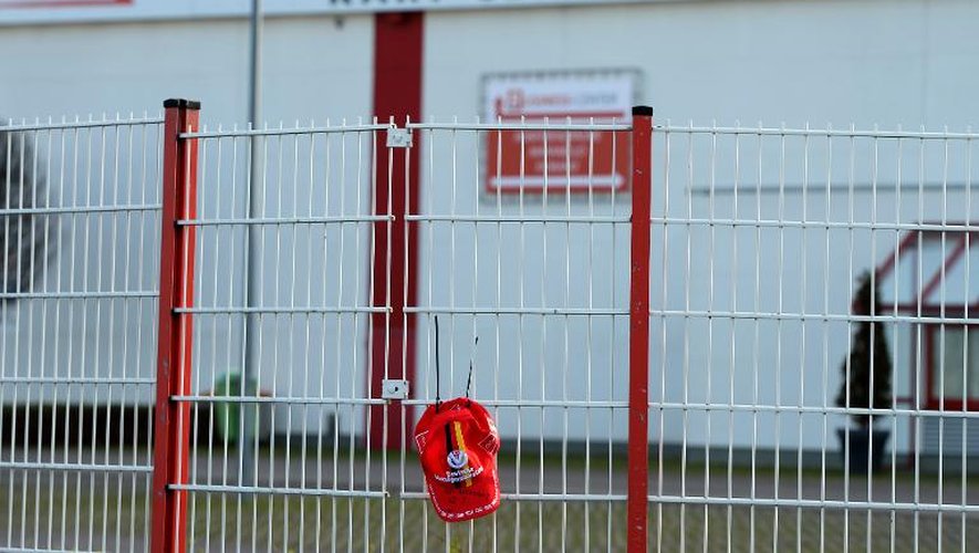 Casquette rouge acrochée à la clôture du centre de karting appartenant à Michael Schumacher à Kerpen, près de Cologne en Allemagne, le 30 décembre 2013