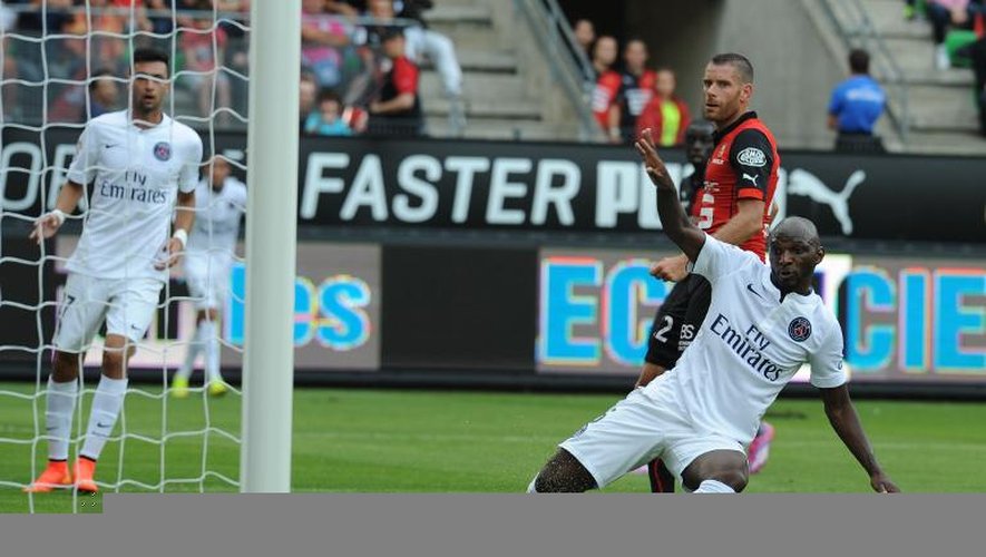 Le défenseur expérimenté du PSG Zoumana Camara (d) ouvre le score pour son équipe face à Rennes en Ligue 1, le 13 septembre 2014 au stade de la Route de Lorient