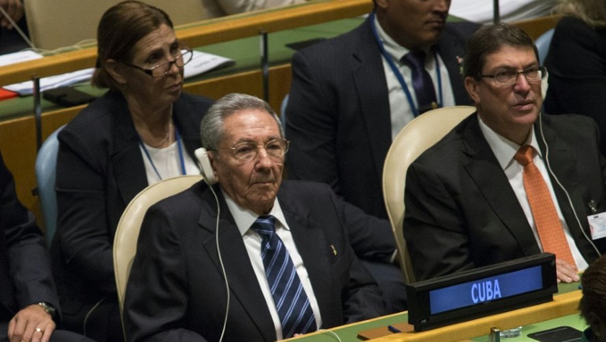 Le président cubain Raul Castro (g) écoute Barack Obama lors de son discours à la tribune de l'ONU à New York, le 28 septembre 2015