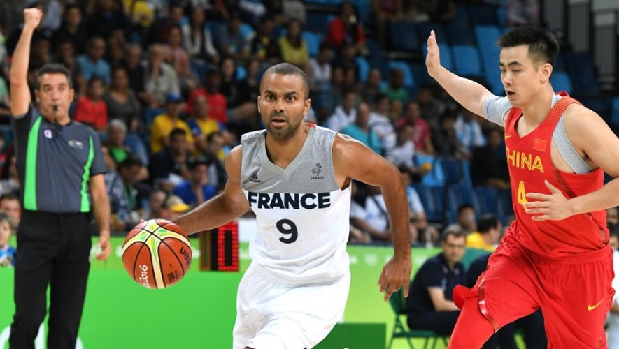 Le meneur de jeu de l'équipe de France de basket Tony Parker face à la Chine, le 8 août 2016 aux JO à Rio