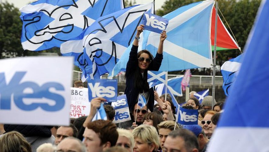 Des pro-indépendantistes rassemblés à Glasgow, le 14 septembre 2014, dénoncent la partialité de la BBC jugée favorable au camp du non