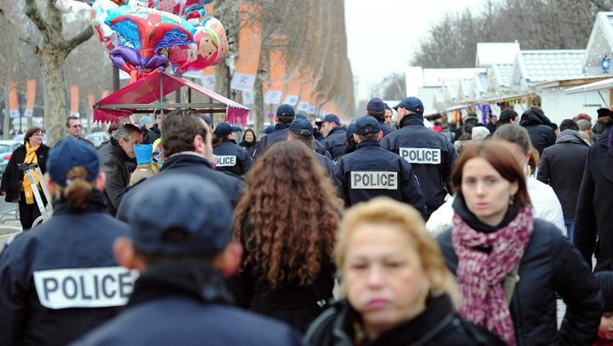 Des policiers sur les Champs-Elysées, à Paris