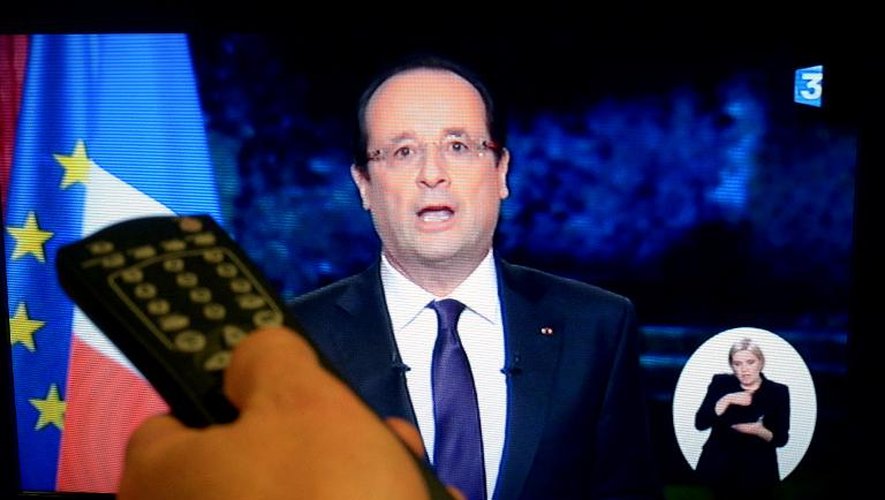 Un spectateur devant sa télévision lors des voeux de François Hollande, le 31 décembre 2012