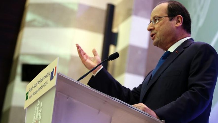 François Hollande lors d'un discours devant des hommes d'affaires saoudiens, à Ryad, le 30 décembre 2013