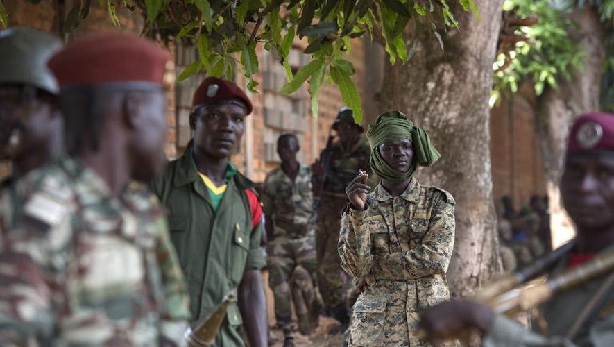 Des soldats de l'armée centrafricaine (ex-Seleka) stationne le 30 décembre 2013 dans le quartier PK 11, au nord de Bangui