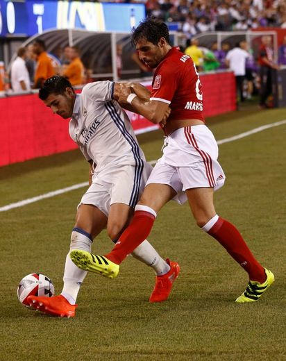 L'attaquant du Real Madrid Alvaro Morata (g) à la lutte avec Javi Martinez du Bayern Munich en amical, le 3 août 2016 à East Rutherford (New Jersey)