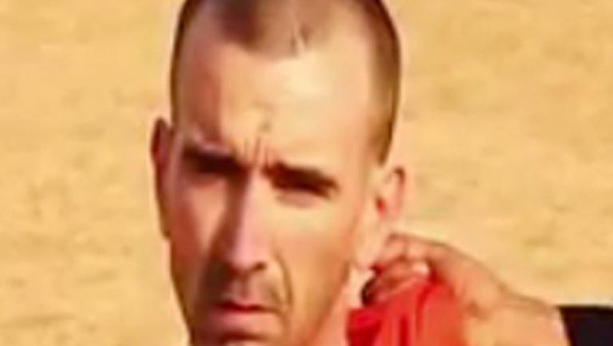 Capture d'écran d'une vidéo montrant le travailleur humanitaire britannique David Haines dans le désert, fournie par L'Etat islamique (EI) et identifiée par le centre américain de surveillance des sites islamistes SITE, le 2 septembre 2014