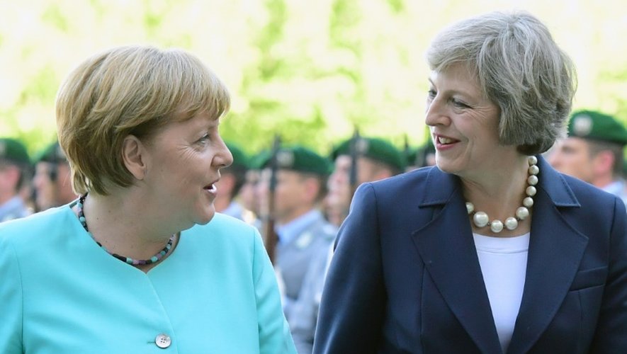 La chancelière allemande Angela Merkel (g) et la Première ministre britannique Theresa May lors d'une rencontre à Berlin, le 20 juillet 2016