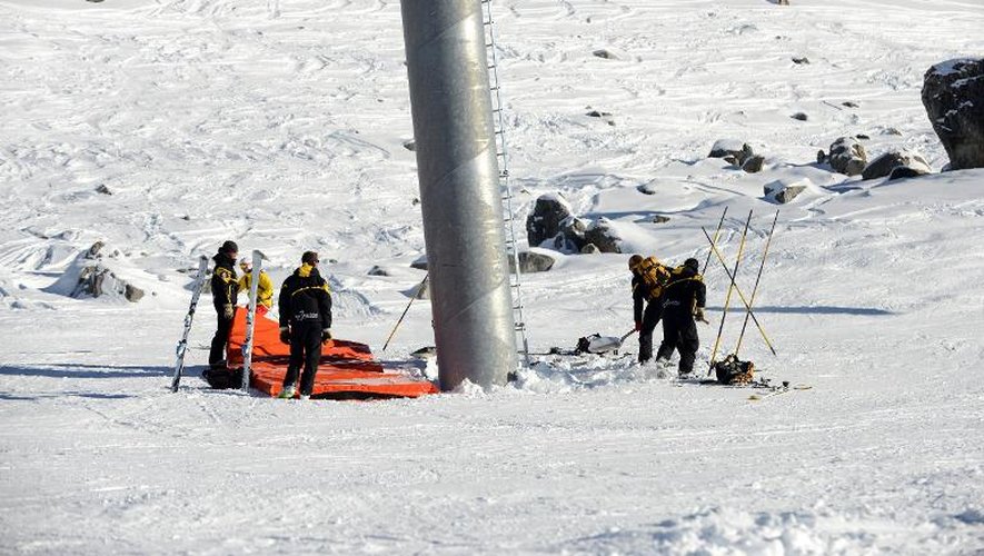 Des pisteurs sécurisent un pylone le 31 décembre 2013 à Méribel près de l'endroit où Michael Schumacher a chuté en ski