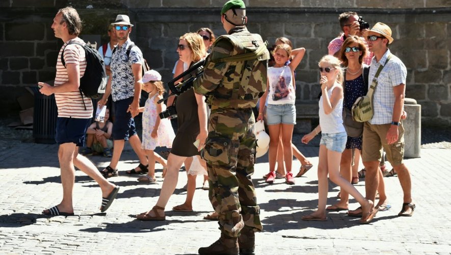 Un légionnaire en patrouille le 2 août 2016 à Carcassonne