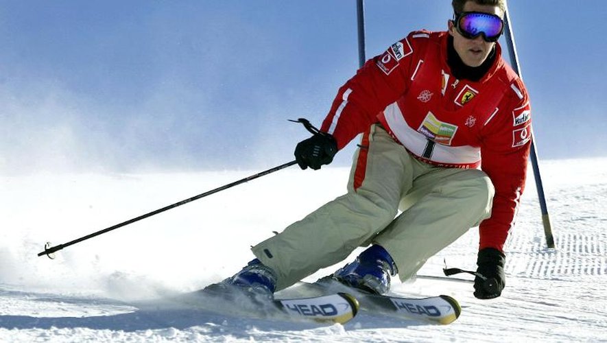 Le septuple champion du monde de Formule 1 Michael Schumacher lors d'un slalom géant à Madonna di Campiglio, en Italie, le 17 janvier 2003