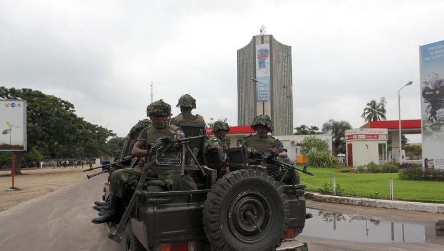 Des soldats congolais patrouillent dans une rue de Kinshasa, le 30 décembre 2013