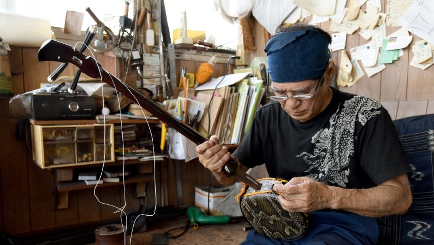 Seibun Nakamine, fabricant de Sanshin, dans son atelier d'Urasone, sur l'archipel japonais d'Okinawa, le 20 juin 2016
