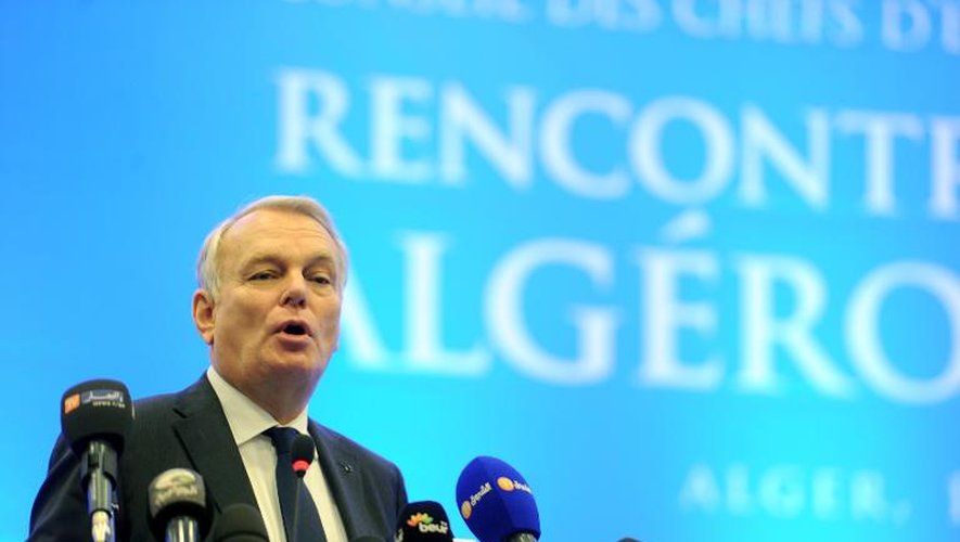 Le Premier ministre français Jean-Marc Ayrault à Alger le 16 décembre 2013