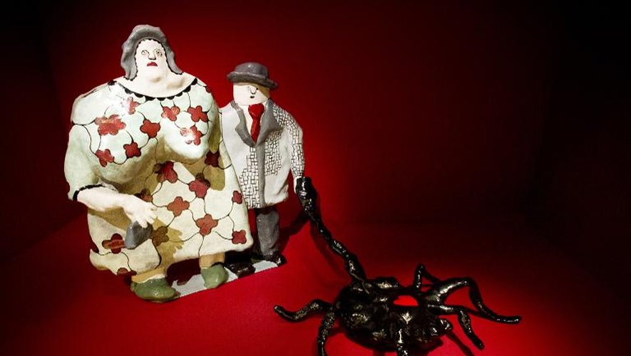 Un couple promène une araignée, une oeuvre de Niki de Saint Phalle, dévoilée le 15 septembre 2014 dans une exposition au Grand Palais qui se tiendra jusqu'au 2 février 2015