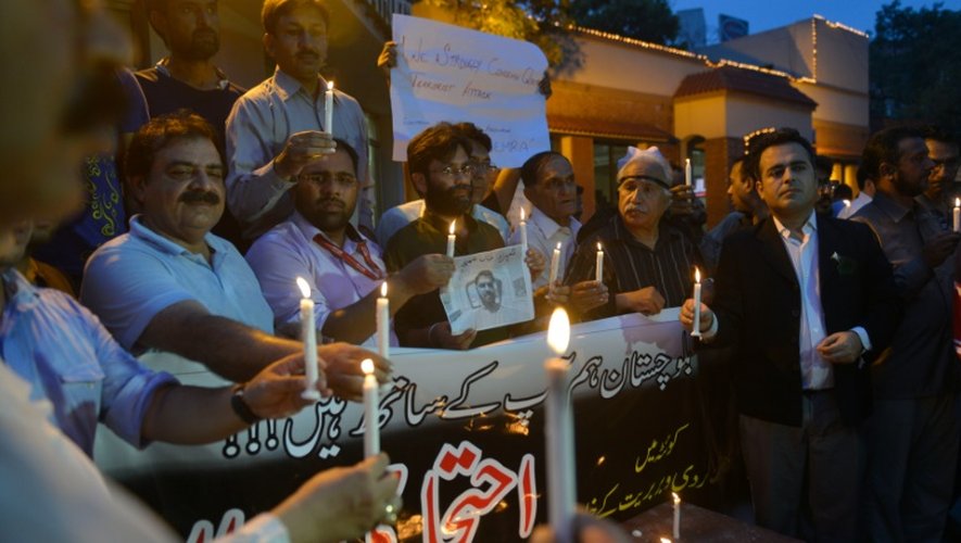 Des journalistes pakistanais lors d'une cérémonie d'hommage à leurs collègues tués lors de l'attaque suicide de Quetta, à Lahore le 8 août 2016