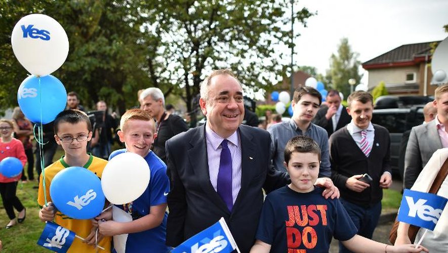 Le Premier ministre écossais Alex Salmond avec des jeunes partisans du "oui" au référendum sur l'indépendance de l'Ecosse, le 13 septembre 2014 à Glasgow