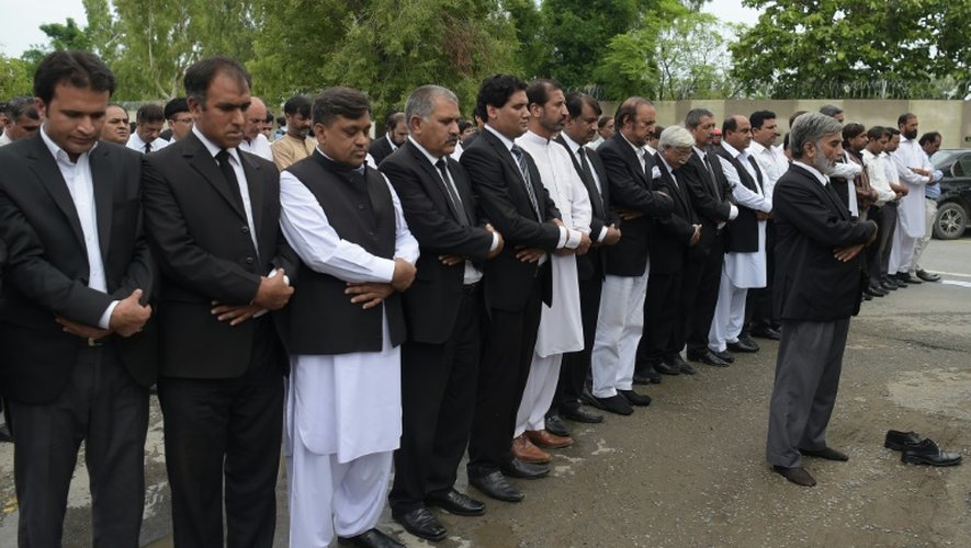 Des avocats pakistanais lors d'une cérémonie d'hommage à leurs collègues tués lors d'une attaque suicide, à Islamabad le 9 août 2016