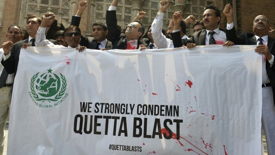 Des avocats pakistanais crient des slogans pour protester contre l'attaque-suicide qui a visé leurs confrères, à Lahore le 9 août 2016