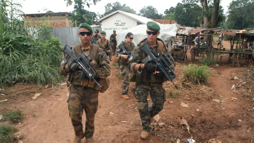 Des soldats français de la force Sangaris en patrouille le 25 septembre 2015 à Sibut au nord de Bangui